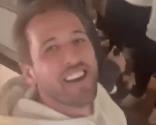 «We Αre the Champions»: Με Queen και... κούπα πανηγύρισε το πρώτο του τίτλο ο Κέιν