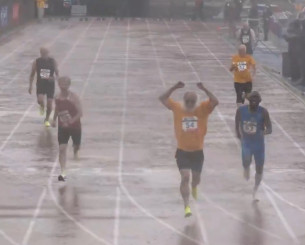 Η κούρσα των 100μ στα Penn Relays με... παππούδες 80+ που έγινε viral