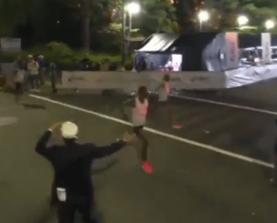 Απίστευτη γκάφα στο Τόκιο με δρομέα να χάνει τη νίκη λόγω λάθους στην τελευταία στροφή