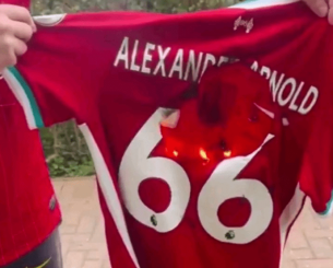 «Είναι προδότης» - Οργισμένος οπαδός της Λίβερπουλ έκαψε φανέλα του Άρνολντ (video)