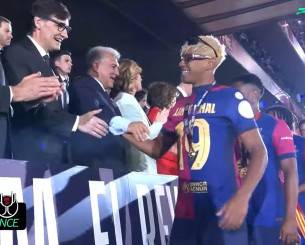 Καταπληκτικός Γιαμάλ: Έσκασε μύτη με δύο γυαλιά ηλίου στην απονομή