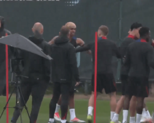 Ο Γιαμάλ αποθεώθηκε με pasillo για τις 100 συμμετοχές του με την Μπαρτσελόνα (video)