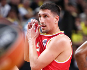 Ένταση με Λαρεντζάκη και οπαδούς της ΑΕΚ: Τους έδειξε το σήμα του Ολυμπιακού και τα λάβαρα στο γήπεδο! (video)