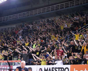 O κόσμος της ΑΕΚ έμεινε στη Sunel Arena για να τραγουδήσει παρά την ήττα (video)