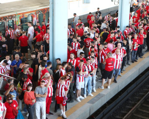 «Κοκκίνισε» το Φάληρο από φίλους του Ολυμπιακού που ετοιμάζονται για τον τελικό Κυπέλλου