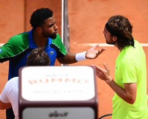 Ένταση και λογομαχία Τσιτσιπά-Φις στο φιλέ - Δείτε το βίντεο