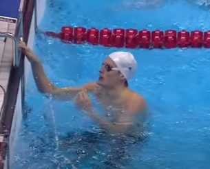 Ολυμπιονίκης της κολύμβησης παραπέμπεται σε δίκη για βιασμό ανήλικης