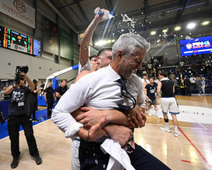 Ο κόουτς Ζιάγκος μπουγελώθηκε κατά τη διάρκεια των δηλώσεών του για την άνοδο της Μυκόνου (videos)