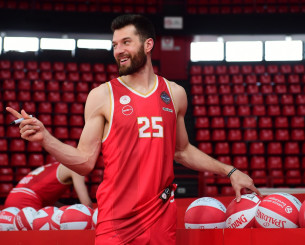 Γιατί απουσίαζε ο χορηγός από τη φανέλα του Ολυμπιακού -  Ο αυστηρός νόμος στο Άμπου Ντάμπι που τους υποχρεώνει