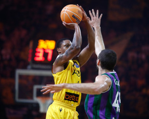 Το τρομερό καλάθι και φάουλ από τον Μπράις (video)