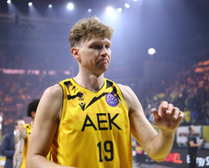 Χωρίς Κουζμίνσκας η ΑΕΚ κόντρα στον Ολυμπιακό