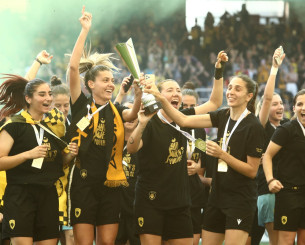 Η απονομή και ο γύρος του θριάμβου της πρωταθλήτριας ΑΕΚ - Ο Ηλιόπουλος υποκλίθηκε στα κορίτσια της Ένωσης (videos)