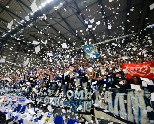 Οι οπαδοί του Ηρακλή πέταξαν χαρτάκια και δημιούργησαν εντυπωσιακή ατμόσφαιρα κατά την παρουσίαση της ομάδας τους