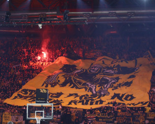 Εκπληκτική ατμόσφαιρα στη Sunel Arena - To εντυπωσιακό κορεό των φίλων της AEK (video)