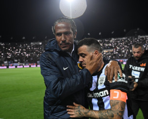 Η αγκαλιά του Μπρούνο Άλβες στον συγκινημένο Βιεϊρίνια