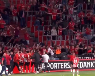 Στο Αϊντχόφεν κοιτούσαν τα κινητά και μόλις ο Άγιαξ δέχτηκε γκολ «γκρέμισαν» το γήπεδο (video)