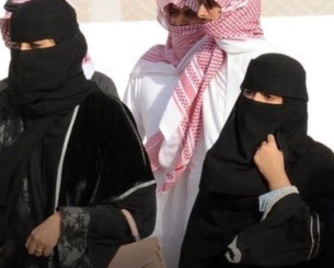 Χιτζάμπ και άλλοι κανόνες ενδυμασίας: Τι φορούν οι τουρίστριες στο Άμπου Ντάμπι