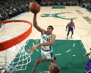 «Μην τον αφήσετε να φύγει»: To μήνυμα του Ντουάιτ Χάουαρντ στους Μπακς για τον Αντετοκούνμπο