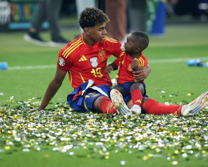 Ο Γιαμάλ είναι ο σταρ, αλλά ο μικρός του αδερφός κερδίζει τις εντυπώσεις!