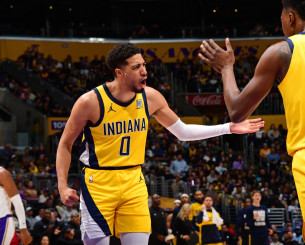 Ανατροπή-θρίλερ: Οι Πέισερς σκότωσαν τους Καβαλίερς με τρίποντο-μαχαιριά του Χαλιμπάρτον στο τέλος