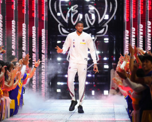 Τι πρέπει να... θυσιάσει μια ομάδα για να πάρει τον Γιάννη Αντετοκούνμπο από τους Μπακς