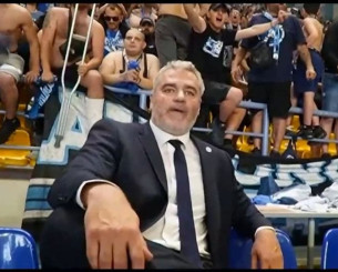 Ο Σιγάλας ξαποσταίνει ανακουφισμένος μπροστά στον πανζουρλισμό της εξέδρας του Ηρακλή (video)