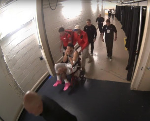 Σοκάρει ο τραυματισμός του Τέιτουμ: Σφάδαζε στο παρκέ, έφυγε με καροτσάκι (video)