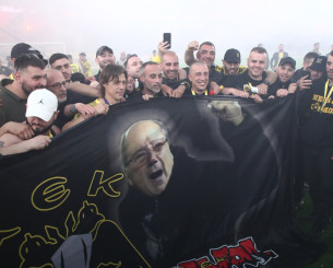 Φίλοι της ΑΕΚ αποχαιρέτισαν τον Αλμέιδα στο αεροδρόμιο