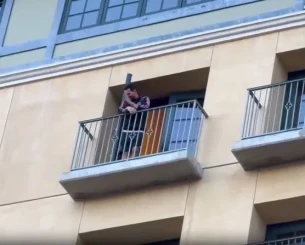 Ο Μέσι χαιρέτησε οπαδούς από μπαλκόνι και προκάλεσε φρενίτιδα (video)