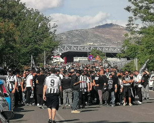 Το Athletiko σε Μαρούσι και Πειραιά: Εικόνες και βίντεο από τους χιλιάδες οπαδούς ΟΦΗ και Ολυμπιακού