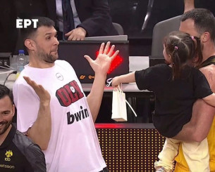 Ξετρελάθηκε ο Παπανικολάου με το δώρο που του έδωσε η κόρη του Σκορδίλη (video)