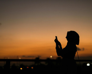 Άμπου Ντάμπι: Έξι αναρτήσεις που μπορεί να σου κοστίσουν από 100.000 ευρώ μέχρι 5 χρόνια στη φυλακή