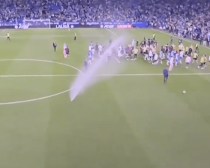 Η Εσπανιόλ ενεργοποίησε το αυτόματο πότισμα για να... χαλάσει τους πανηγυρισμούς της Μπαρτσελόνα (video)