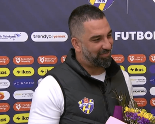 Τρομερός Αρντά Τουράν: Έδωσε λουλούδια σε έγκυο ρεπόρτερ (video)