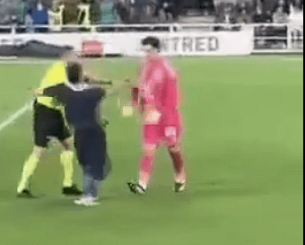 Απίθανο σκηνικό στο Αταλάντα - Ρόμα: Οπαδός μπήκε στον αγωνιστικό χώρο... σκόραρε και τσακώθηκε με τον Σβίλαρ (video)