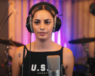 Ποια είναι η Daphne Lawrence, η τραγουδίστρια που θα εμφανιστεί στον τελικό του Κυπέλλου