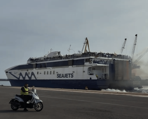 Χαμός από οπαδούς του ΟΦΗ στο λιμάνι με συνθήματα και καπνογόνα (video)