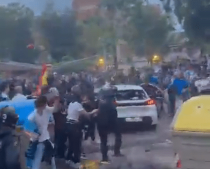 Σοκαριστικές εικόνες: Αυτοκίνητο παρασύρει οπαδούς της Εσπανιόλ έξω από το γήπεδο (video)