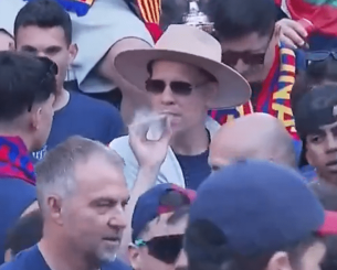 «Κάνε κι εσύ μια τζούρα» - Ο Σέζνι προσφέρει τσιγάρο σε συμπαίκτη του (video)