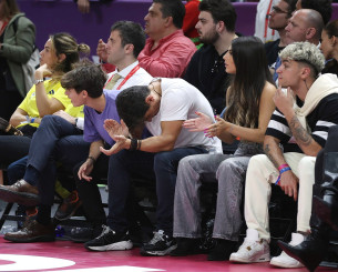 Η φωτογραφία του Γιαννακόπουλου που κοιτάζει το παρκέ - Η Euroleague του τη θύμισε κι εκείνος απάντησε