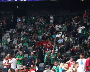 Οπαδοί Παναθηναϊκού και Ολυμπιακού μαζί στην κερκίδα της Etihad Arena