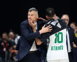 Οι «πράσινες» αγκαλιές του Γιασικεβίτσιους μετά τον ημιτελικό του Final 4