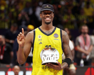 Ο Χέιζ-Ντέιβις έστειλε μήνυμα στον Κόμπι Μπράιαντ: «Ξέρω ότι δεν μπορείς να απαντήσεις, αλλά ευχαριστώ για όλα»