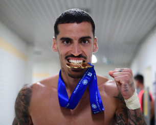 Ο Τσικίνιο αποχαιρετά για καλοκαίρι... παρέα με τις τρεις πιο πρόσφατες κατακτήσεις του Ολυμπιακού