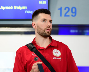 Με μπλουζάκια «100 χρόνων» ο Ολυμπιακός στο Άμπου Ντάμπι