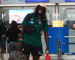 Το τεράστιο χαμόγελο του Λεσόρ στο αεροδρόμιο - Κόσμος τον ρωτούσε αν θα παίξει