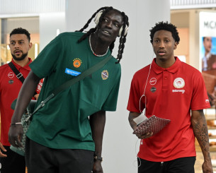 Σχεδόν ταυτόχρονα επέστρεψαν οι αποστολές Παναθηναϊκού και Ολυμπιακού στην Αθήνα