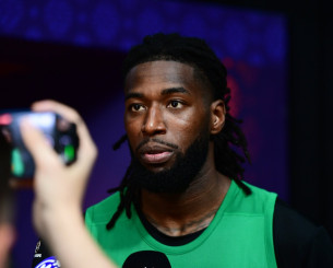 «Ο άνθρωπος με τον οποίον όλοι θέλουν να μιλήσουν»: Οι απίστευτος κλοιός των δημοσιογράφων γύρω από τον Λεσόρ