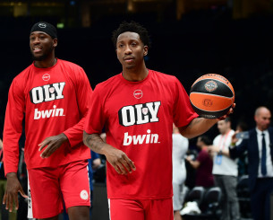 Οι παίκτες του Ολυμπιακού παρακολουθούν τον ημιτελικό του Παναθηναϊκού με την Φενέρμπαχτσε