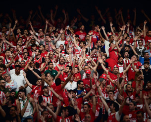 «Πάρτι» των φίλων του Ολυμπιακού στις κερκίδες της «Etihad Arena» (video)